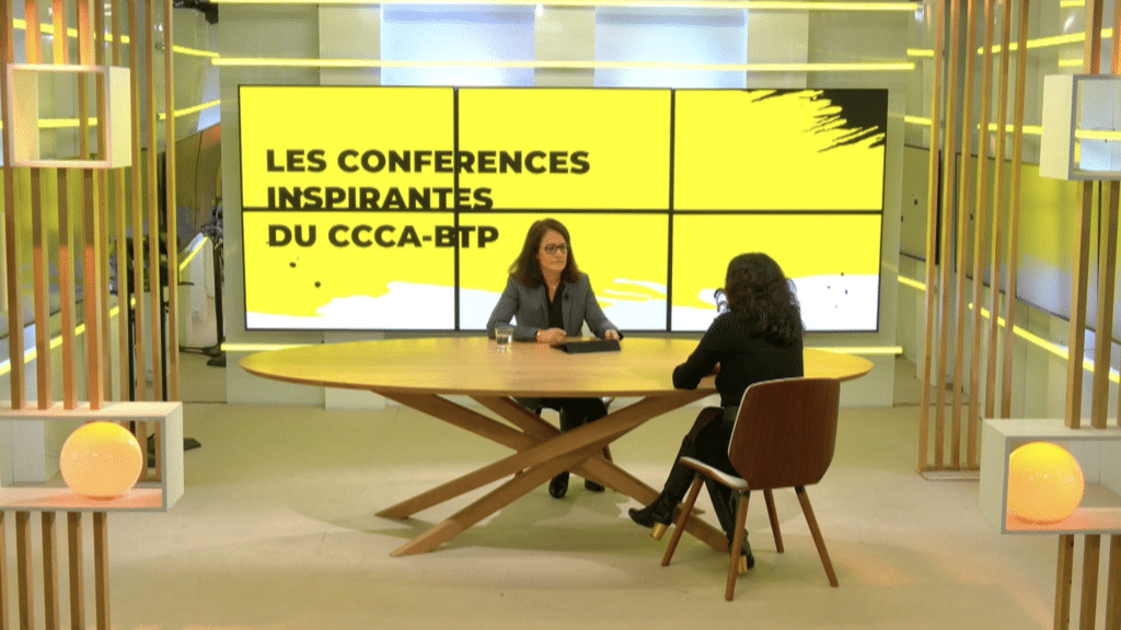 Plateau TV à Paris avec décor boisé interview avec animatrice et Isabelle Rouhan