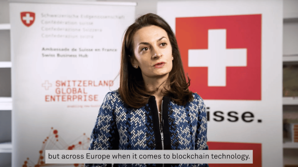Emi Lorincz, membre de la Crypto Valley Association et interviewée pour l'Ambassade de Suisse
